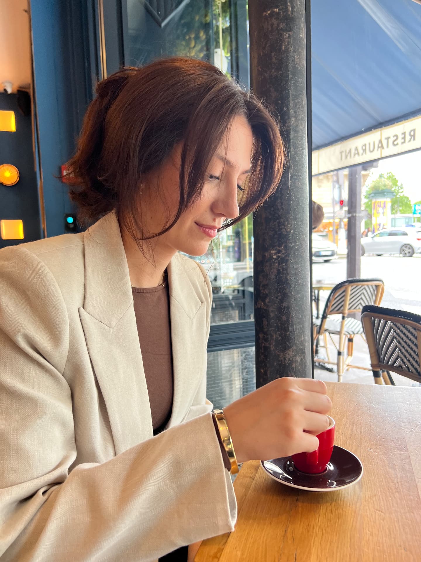 Elisa på en kafé i Paris
